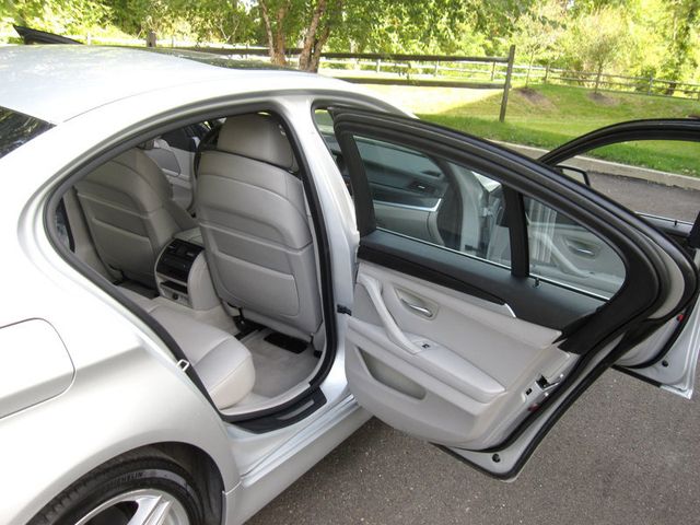 2013 BMW 5 Series 550i - 23093583 - 27