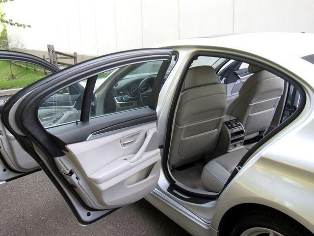 2013 BMW 5 Series 550i - 23093583 - 28