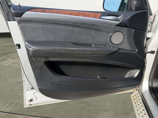 2013 BMW X5 xDrive50i - 22979611 - 11