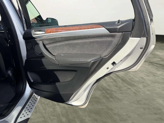 2013 BMW X5 xDrive50i - 22979611 - 19