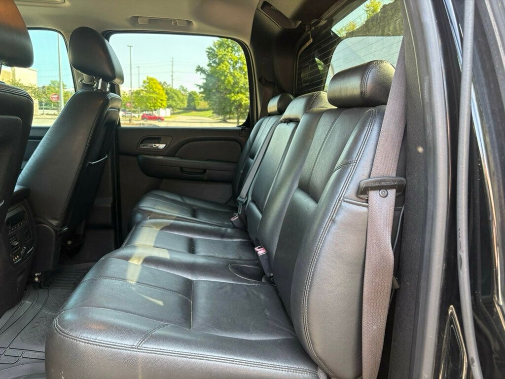 2013 Chevrolet Avalanche LT photo 3