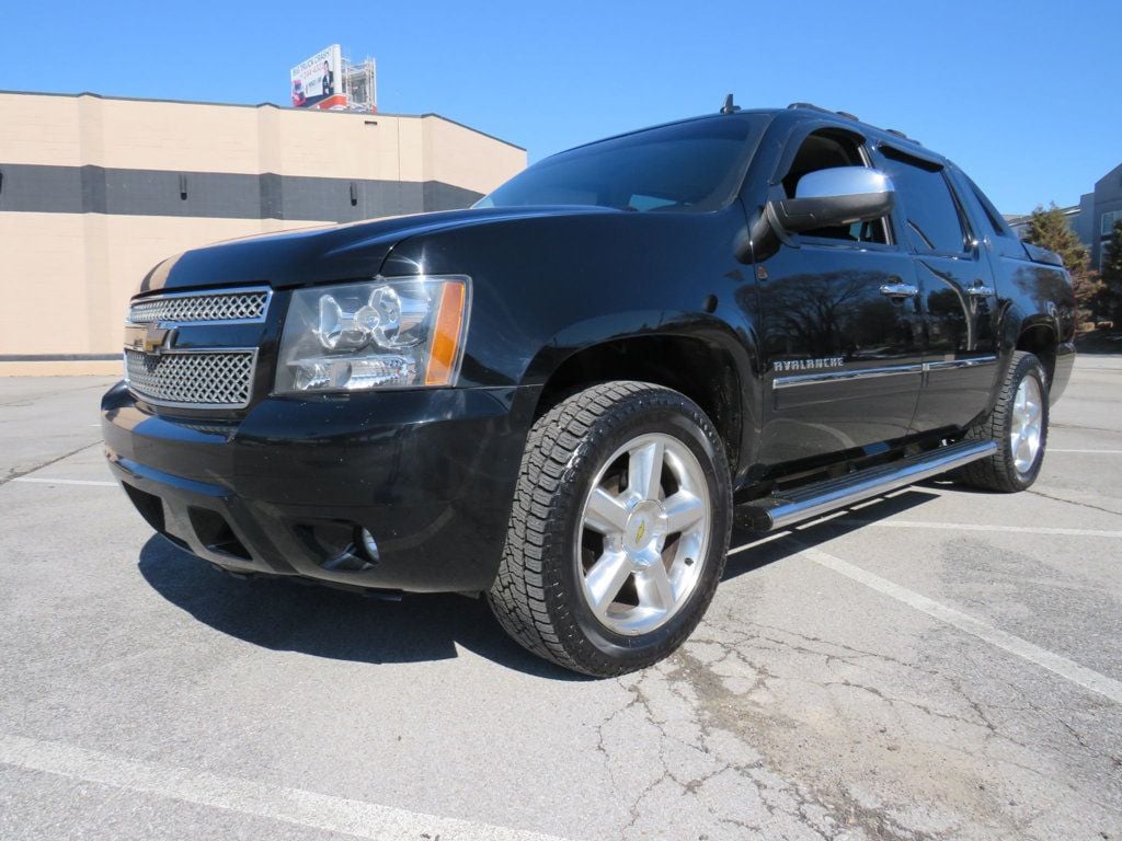 2013 Chevrolet Avalanche 4WD Crew Cab LTZ - 22776329 - 0