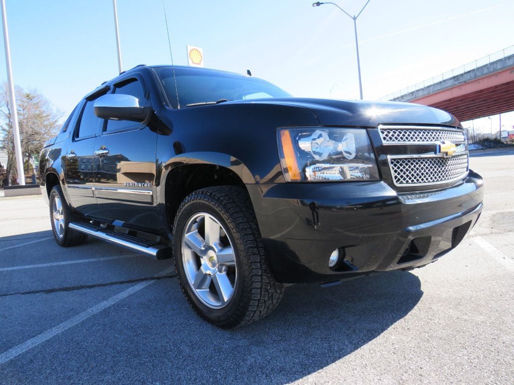 2013 Chevrolet Avalanche 4WD Crew Cab LTZ - 22776329 - 2