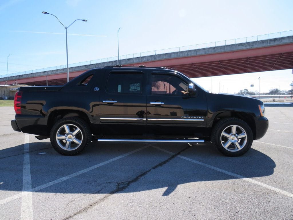 2013 Chevrolet Avalanche 4WD Crew Cab LTZ - 22776329 - 3