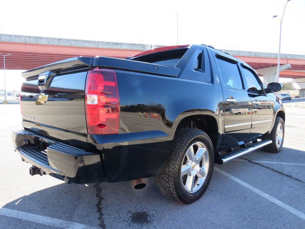 2013 Chevrolet Avalanche 4WD Crew Cab LTZ - 22776329 - 4