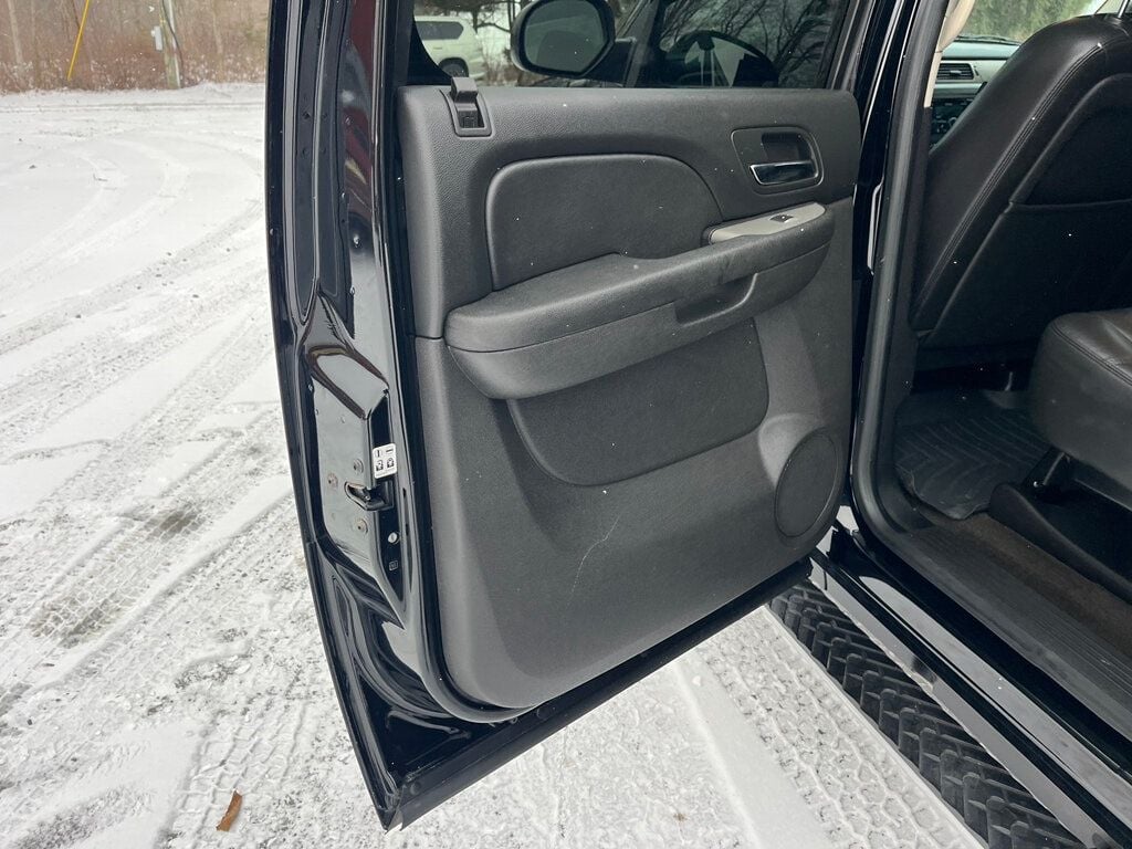 2013 Chevrolet Avalanche Z71 Off-Road Black Diamond - 22950734 - 40