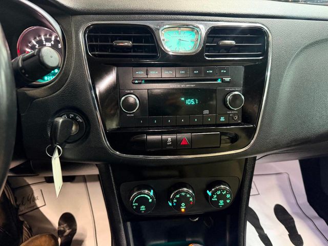 2013 Chrysler 200 4dr Sedan Touring - 23012862 - 30