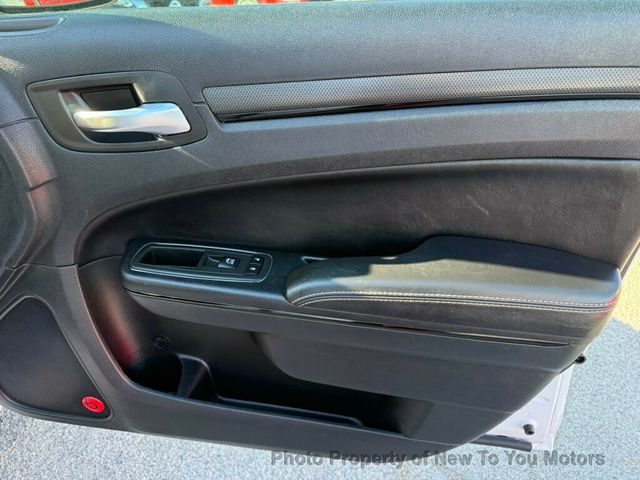 2013 Chrysler 300 4dr Sedan 300S RWD - 22988908 - 19