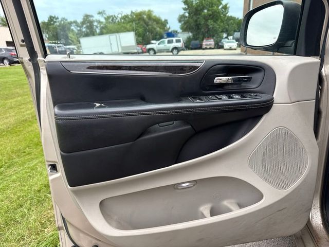 2013 Chrysler Town & Country 4dr Wagon Touring - 23068427 - 9
