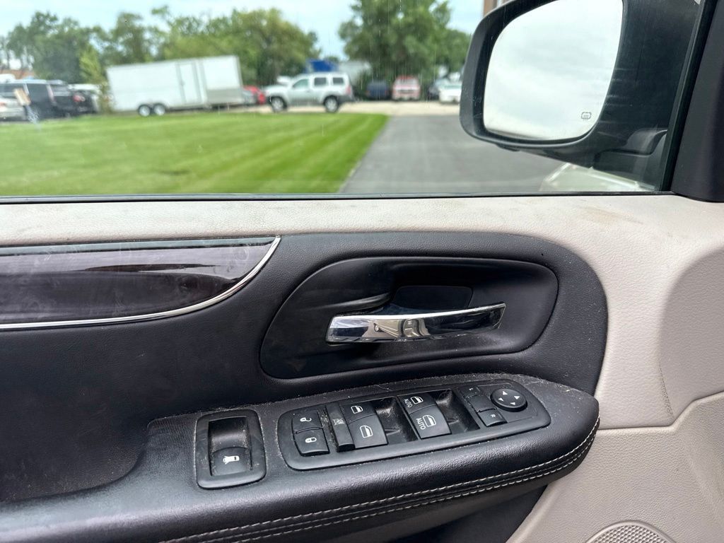 2013 Chrysler Town & Country 4dr Wagon Touring - 23068427 - 10