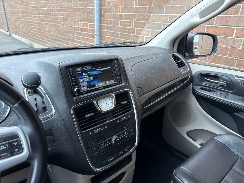 2013 Chrysler Town & Country 4dr Wagon Touring - 23068427 - 13