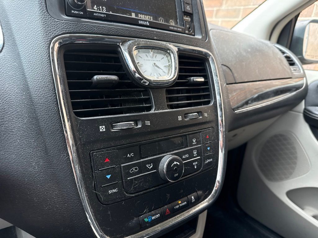 2013 Chrysler Town & Country 4dr Wagon Touring - 23068427 - 15