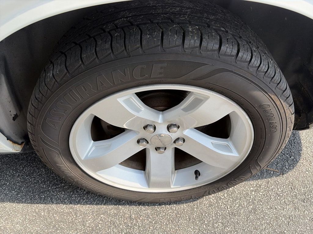 Dodge Challenger SXT photo 10