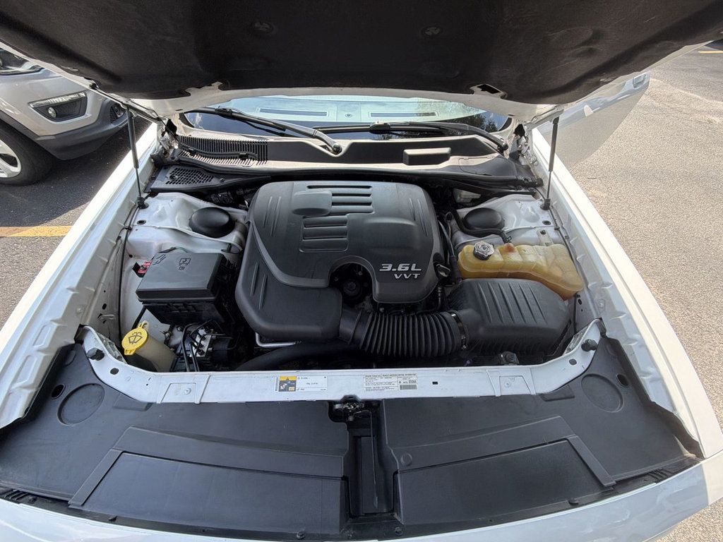 Dodge Challenger SXT photo 11