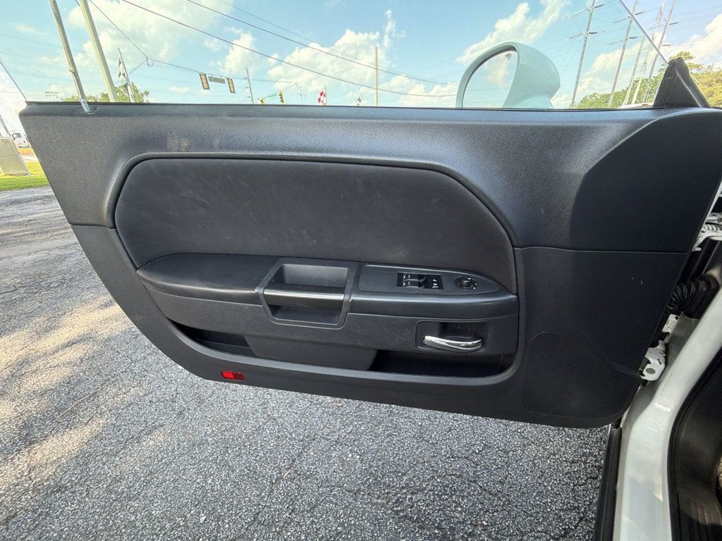 Dodge Challenger SXT photo 12