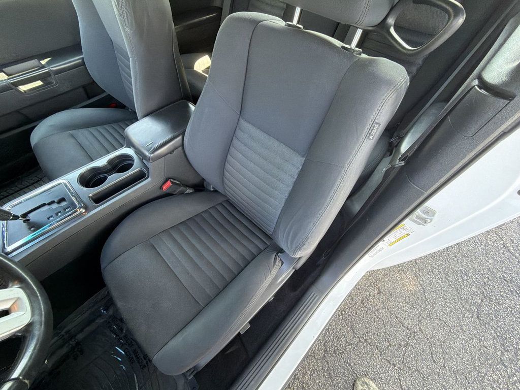 Dodge Challenger SXT photo 14