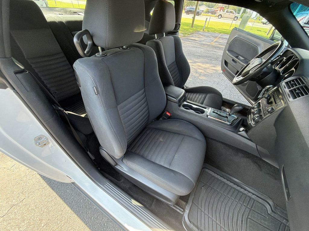 Dodge Challenger SXT photo 19