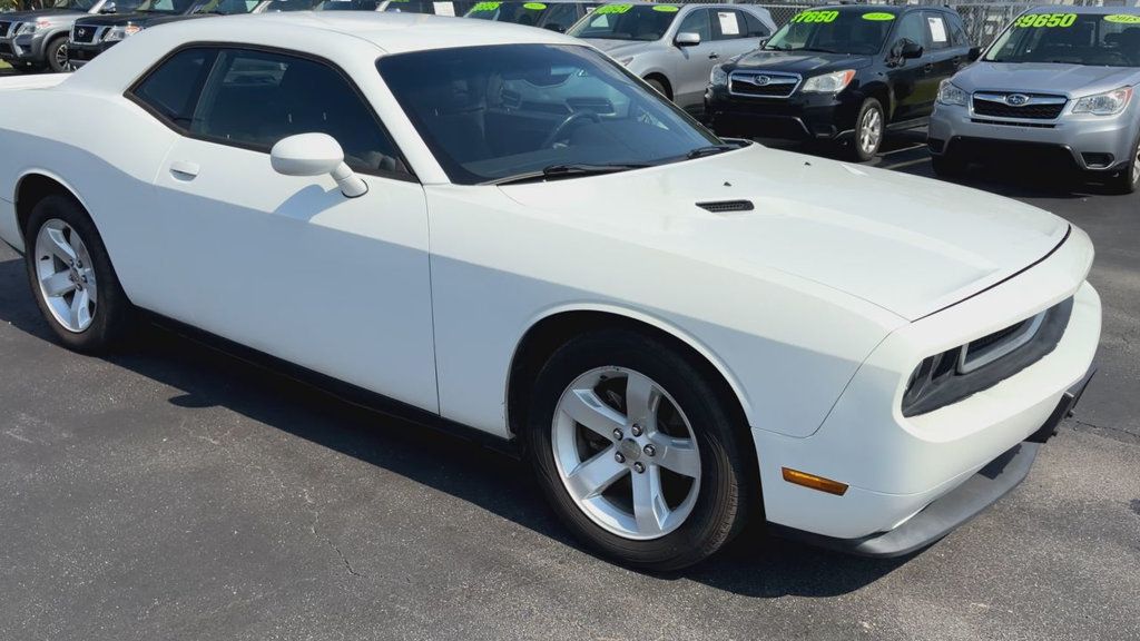 Dodge Challenger SXT photo 2