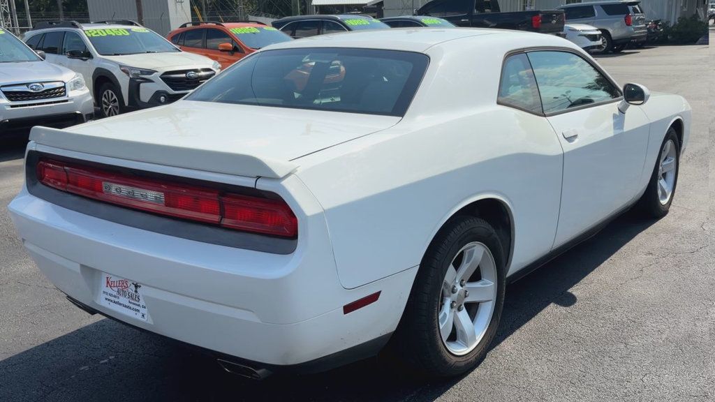 Dodge Challenger SXT photo 8