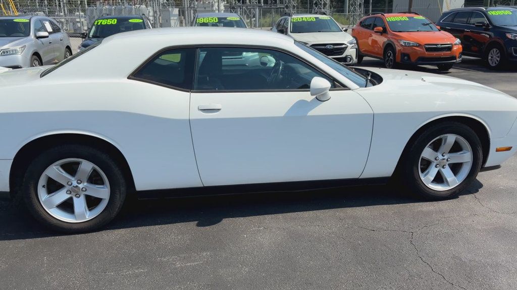 Dodge Challenger SXT photo 9