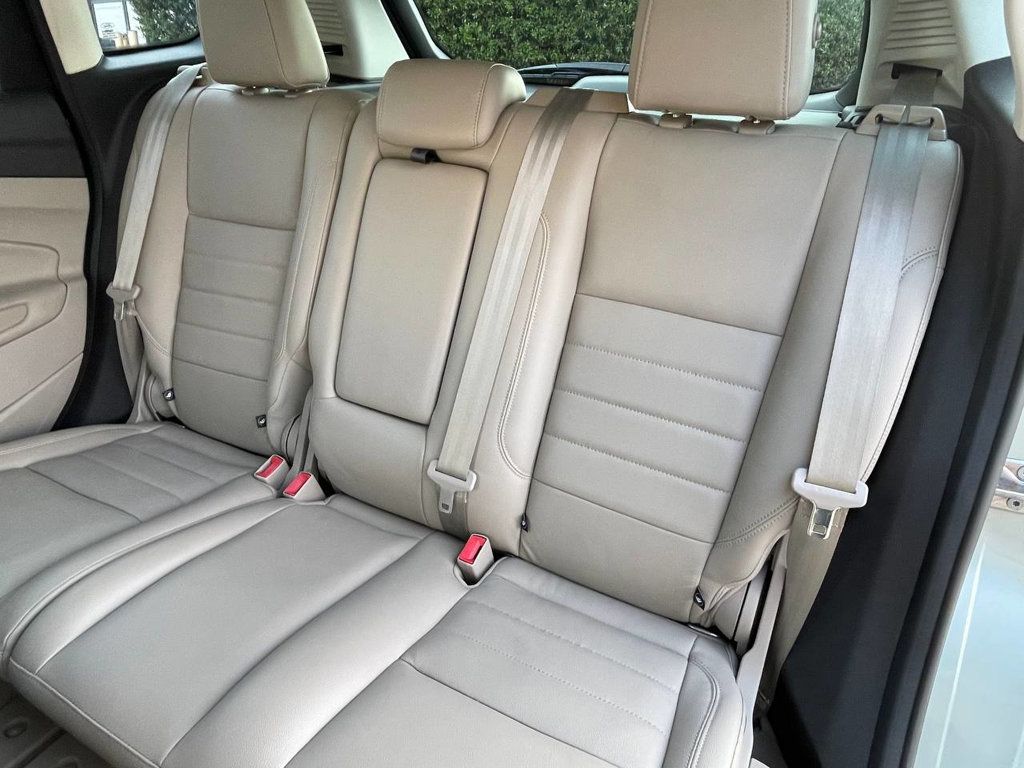 2013 Ford C-Max Hybrid SEL photo 13