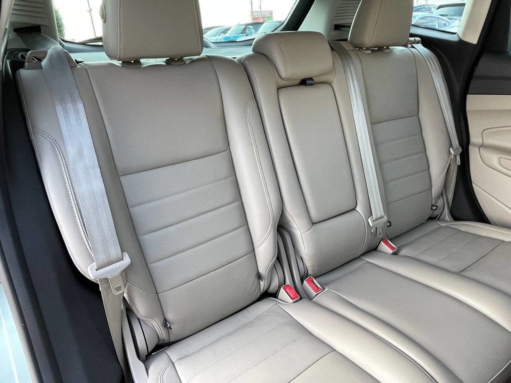 2013 Ford C-Max Hybrid SEL photo 14