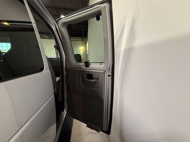 2013 Ford Econoline Wagon E-350 Super Duty XLT - 23101778 - 23