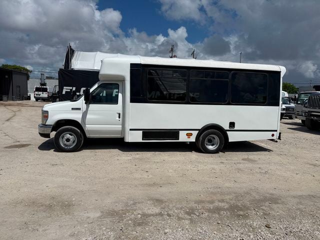 2013 Ford E-450 12 Passenger Shuttle Bus  - 23064756 - 1