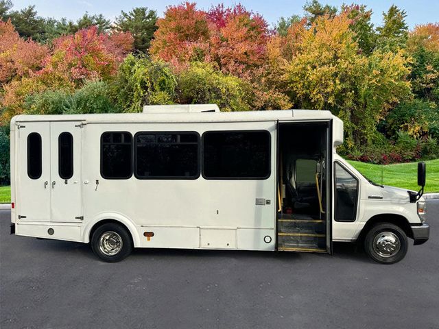 2013 Ford E-450 Shuttle Bus w/Wheelchair Lift For Adults Seniors Church Wheelchair Access Transport - 22618842 - 2