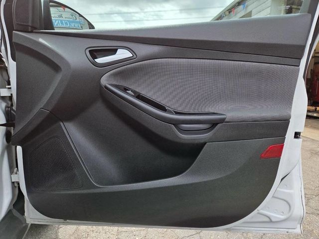 2013 Ford Focus 4dr Sedan SE - 23030320 - 19