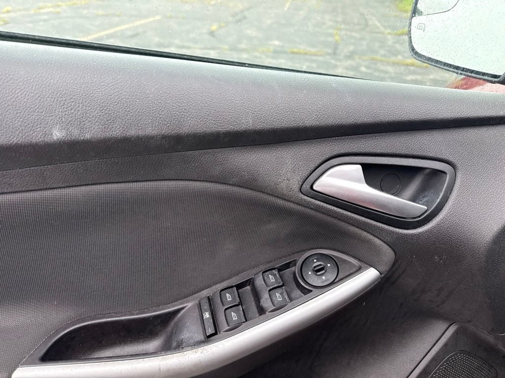 2013 Ford Focus 4dr Sedan SE - 23067729 - 10