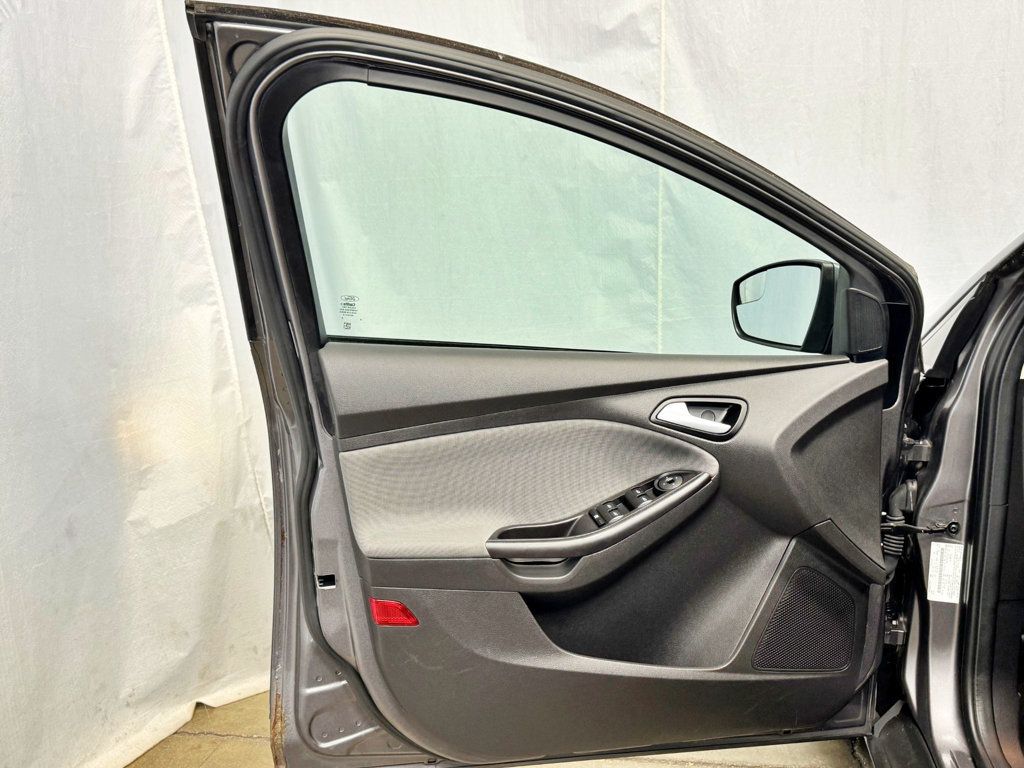 2013 Ford Focus 4dr Sedan SE - 23031855 - 12