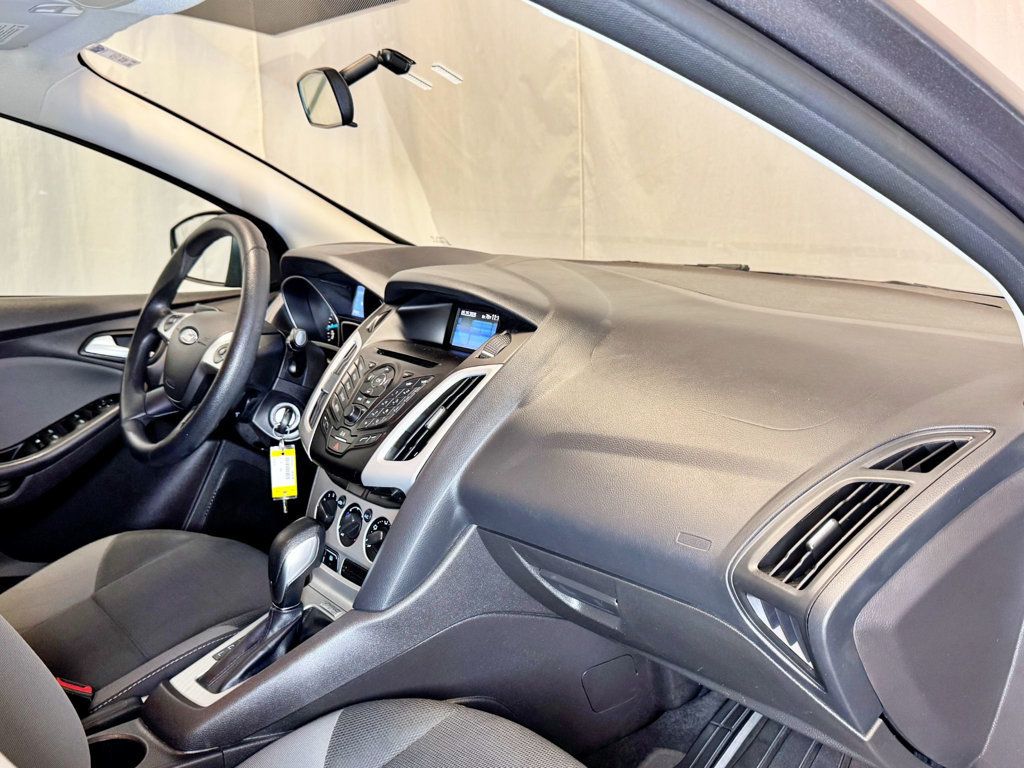 2013 Ford Focus 4dr Sedan SE - 23031855 - 19