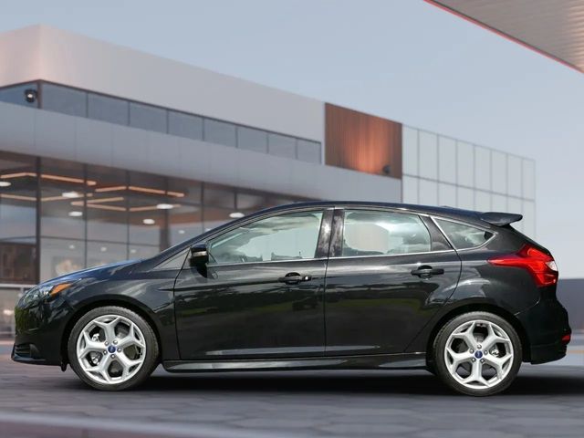 2013 Ford Focus 5dr Hatchback ST - 22938505 - 4