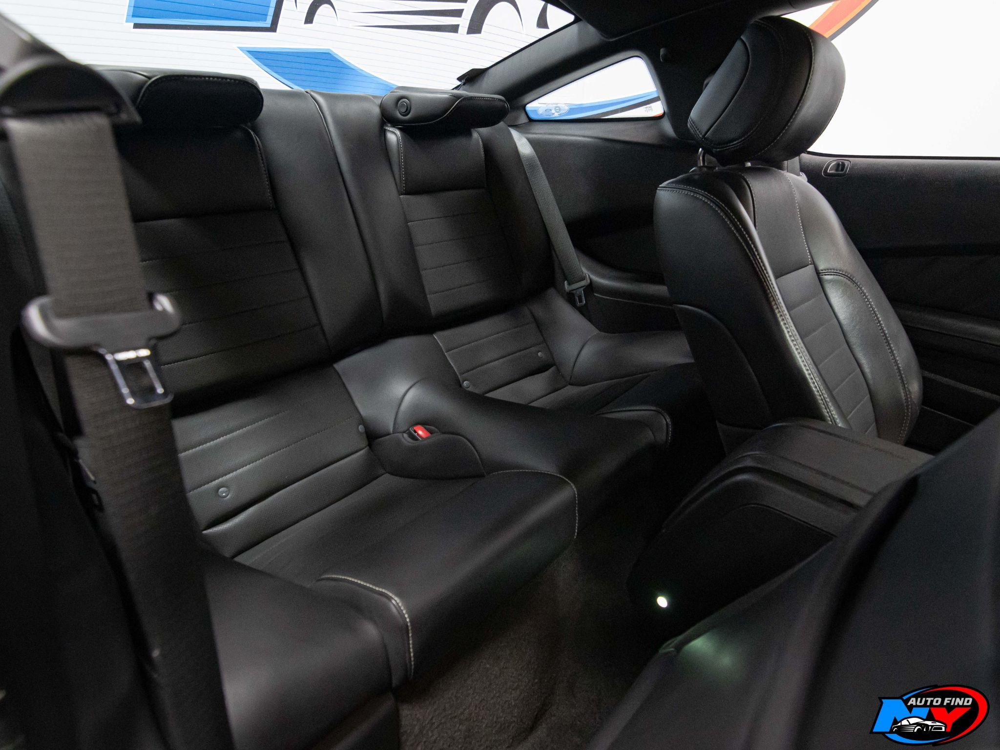 2013 Ford Mustang Premium photo 9