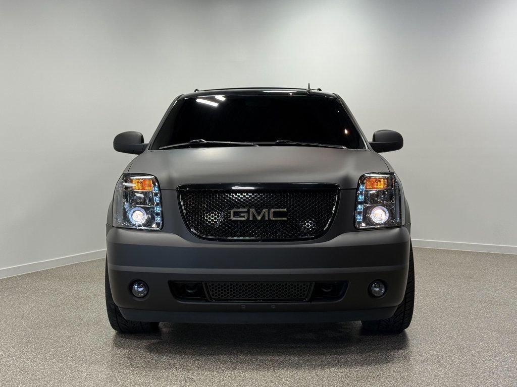 GMC Yukon photo 2