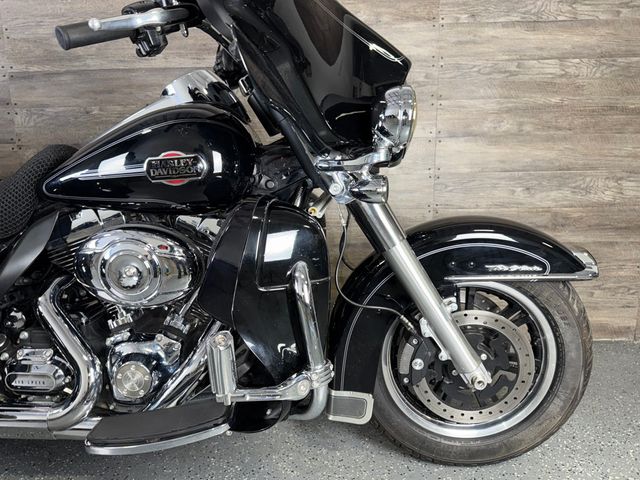 2013 Harley-Davidson FLHTCUTG Triglide Ultra Classic SUPER CLEAN! - 23046646 - 4