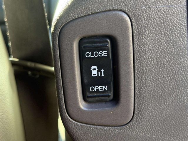 2013 Honda Odyssey Touring 4dr Mini Van - 22989551 - 32