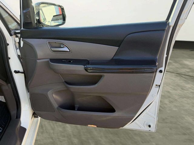 2013 Honda Odyssey Touring 4dr Mini Van - 22989551 - 33