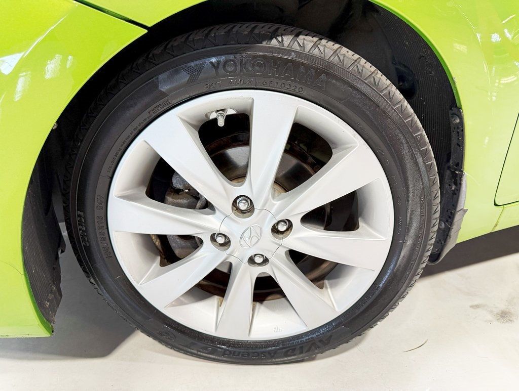 2013 Hyundai Accent SE photo 2