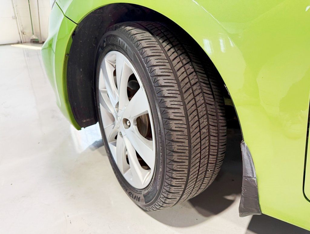 2013 Hyundai Accent SE photo 3