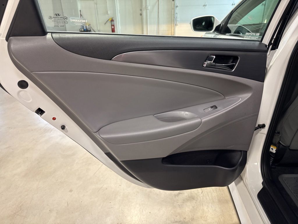 2013 Hyundai Sonata Hybrid 4dr Sedan - 23033345 - 26