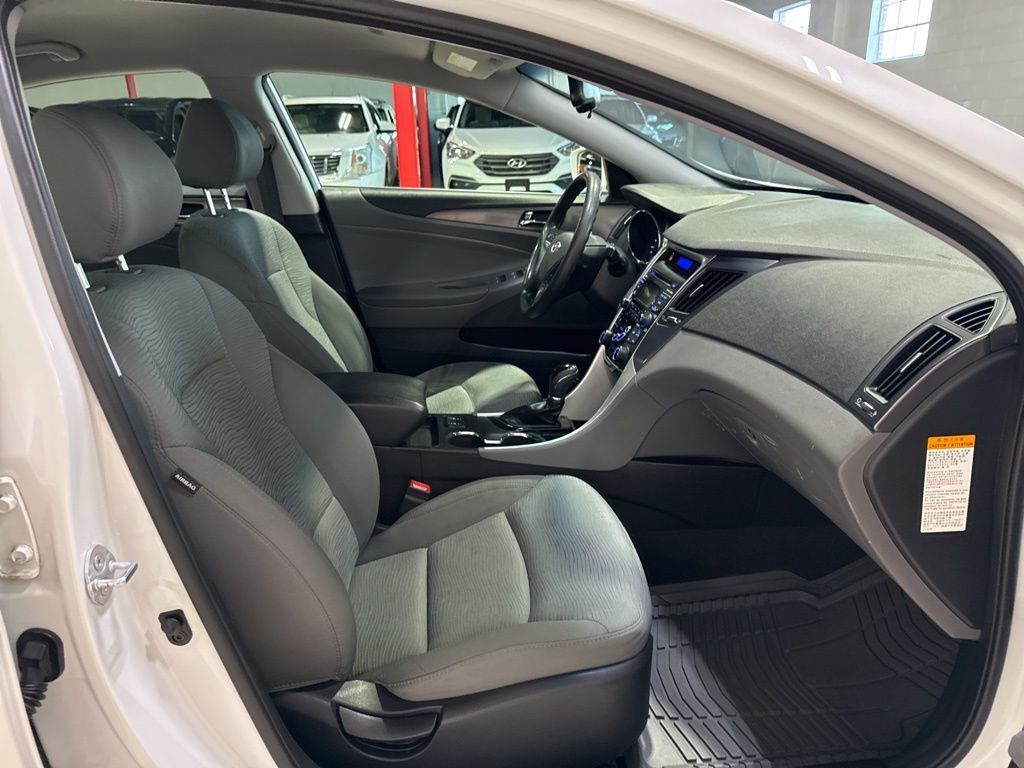 2013 Hyundai Sonata Hybrid 4dr Sedan - 23033345 - 32