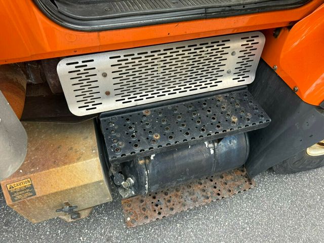 2013 International 7400 DUMP TRUCK WITH PLOW MOUNT AND SALT SPREADER READY TO WORK FINANCING AVAILABLE - 22897348 - 10