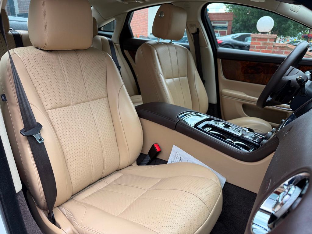 2013 Jaguar XJ photo 12