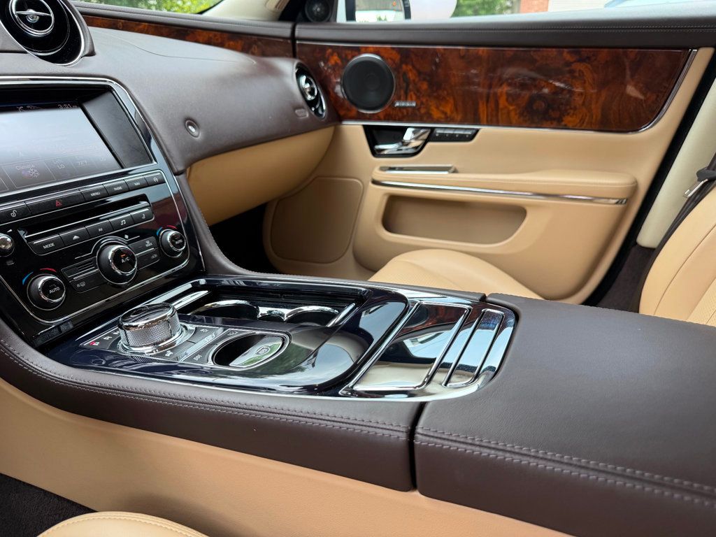 2013 Jaguar XJ photo 14