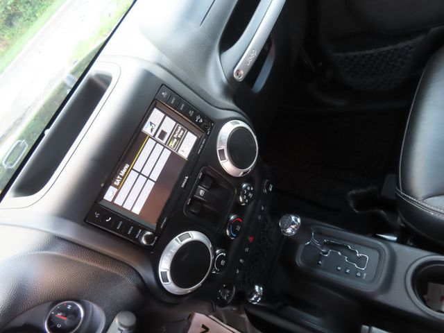 2013 Jeep Wrangler 4WD 2dr Sahara - 23053240 - 32