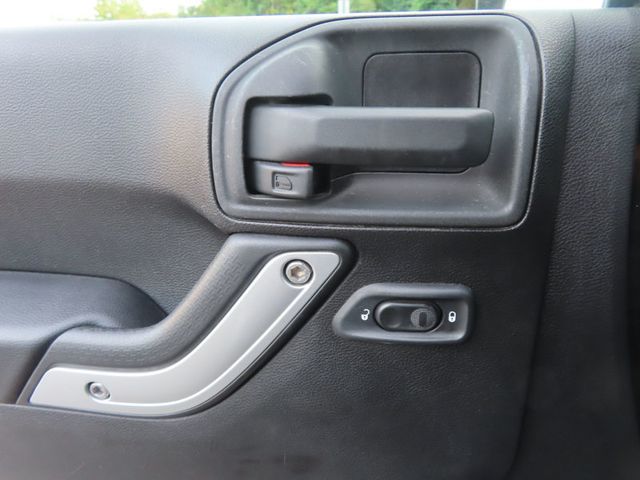 2013 Jeep Wrangler 4WD 2dr Sahara - 23053240 - 36