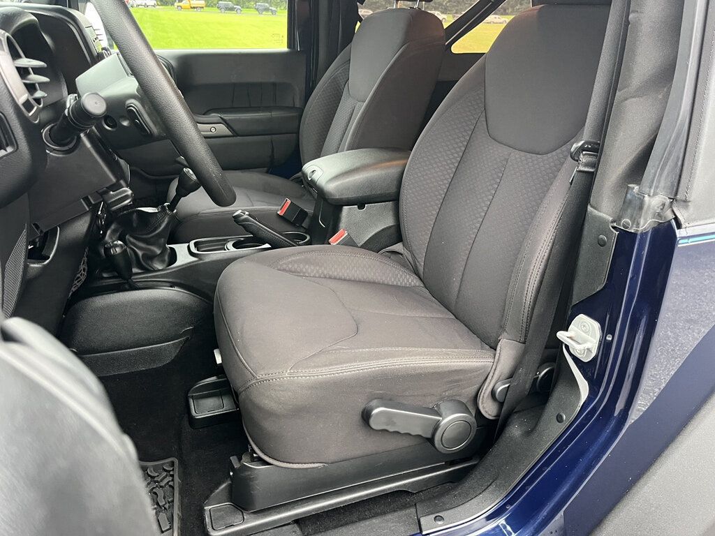 2013 Jeep Wrangler Low Mileage 2-Door Sport 4x4 6-Speed Convertible JK - 23082815 - 40