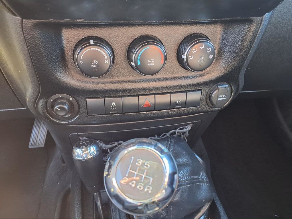 2013 Jeep Wrangler Unlimited 4WD 4dr Sahara - 23078278 - 11